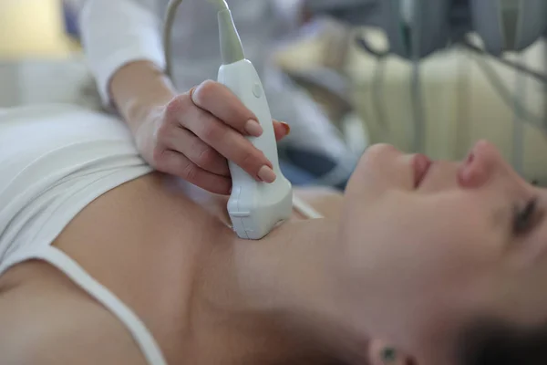 Врач-узист проводит медицинское обследование щитовидной железы женщины — стоковое фото