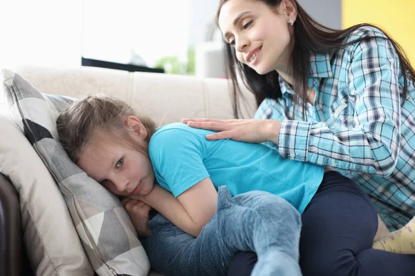 La niña ofendida se alejó de su madre en el sofá —  Fotos de Stock