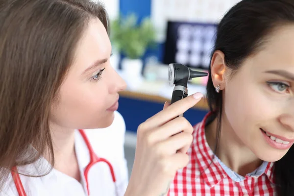 Otorhinolaryngologist 는 otoscope closeup 로 환자의 귀를 검사합니다. — 스톡 사진