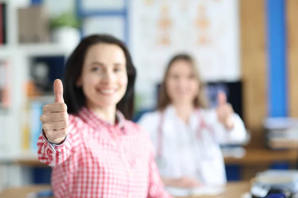 Dokter en vrouw patiënt show duimen omhoog gebaar — Stockfoto