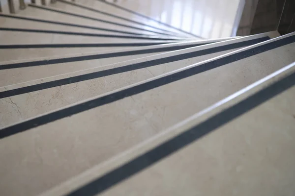 Szerokie lekkie marmurowe schody prowadzące w dół zbliżenie — Zdjęcie stockowe