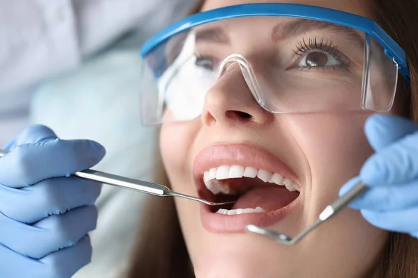 Dentista realiza examen médico de los dientes del paciente — Foto de Stock