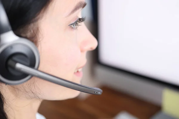 Operador de call center mulher atrás monitor de computador aconselha clientes — Fotografia de Stock