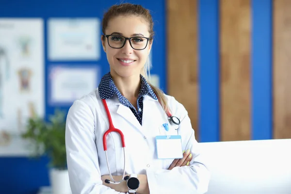 Retrato de una joven doctora con gafas y estetoscopio alrededor del cuello —  Fotos de Stock