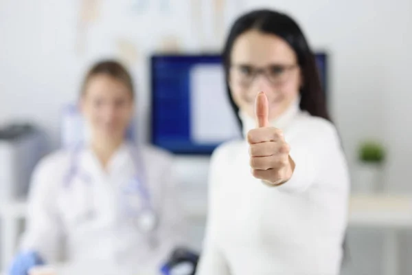 Paciente femenina mostrando pulgar hacia arriba en el primer plano de la cita con el médico —  Fotos de Stock