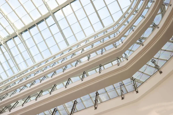 Moderno edificio espacioso con techo de cristal desde el interior —  Fotos de Stock