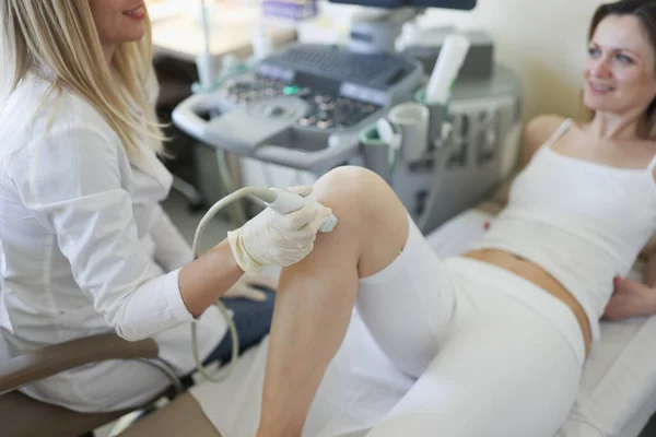 УЗИ коленного сустава врач осмотрел пациентку — стоковое фото
