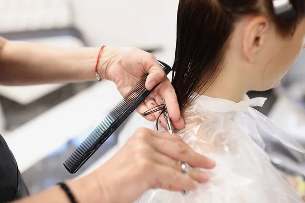 Il parrucchiere taglia capelli di donna in salone di parrucchiere primo piano — Foto Stock