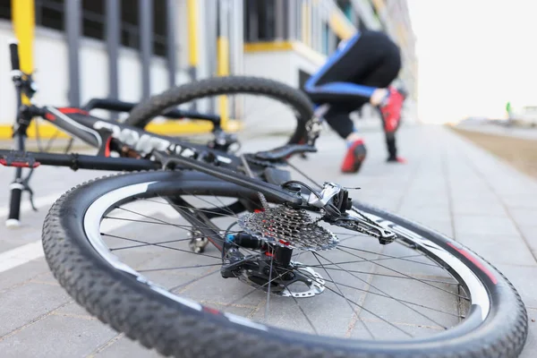 Mann in Sportuniform stürzt von Fahrrad-Nahaufnahme — Stockfoto