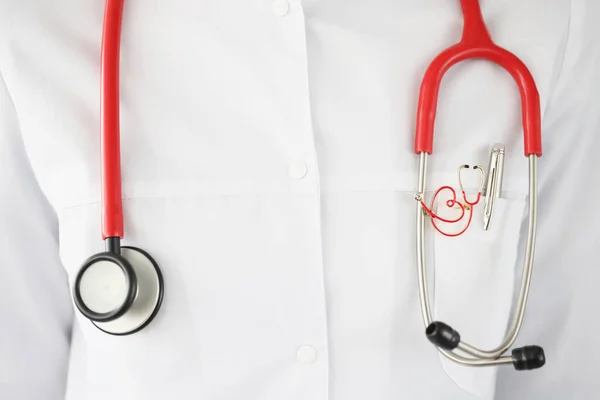 Estetoscópio vermelho pendurado no pescoço do médico close-up — Fotografia de Stock