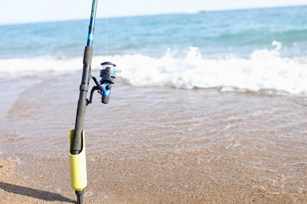 Angelrute für den Fischfang steht an der Küste des Meeres — Stockfoto