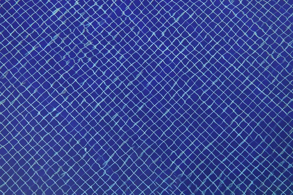 透明プールの底に青いモザイクタイル — ストック写真