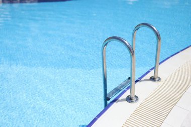 Kapalı havuza girmek için krom kaplama merdiven