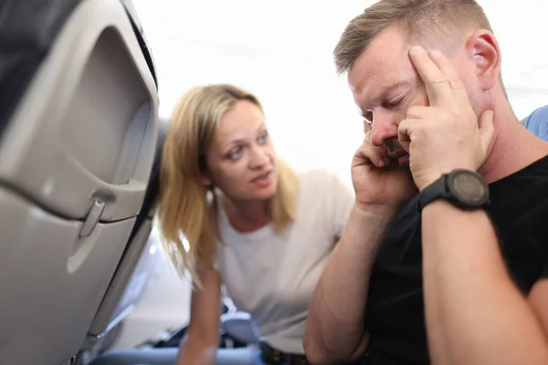 Człowiek z bólem głowy z zamkniętymi oczami w samolocie — Zdjęcie stockowe