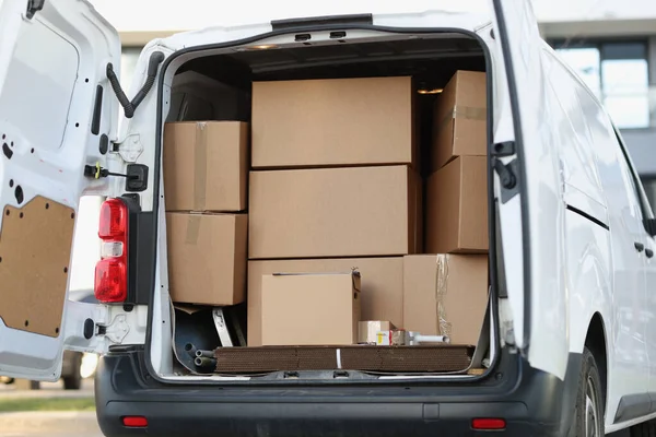 Viele Kartons sind in Minivan mit offener Tür Nahaufnahme — Stockfoto