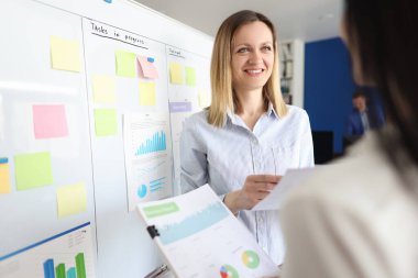 Kadın işletme koçu pazarlama eğitimi semineri veriyor.