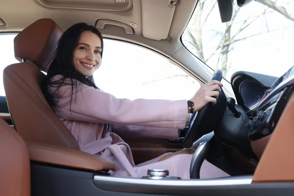 年轻微笑的女子驾驶豪华轿车特写 — 图库照片