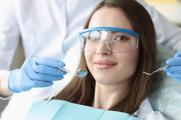 Porträt einer schönen Frau beim Zahnarzttermin — Stockfoto