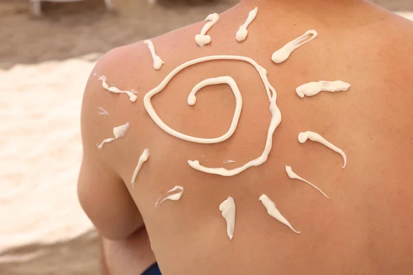 Білий сонцезахисний візерунок намальований на людині назад — стокове фото