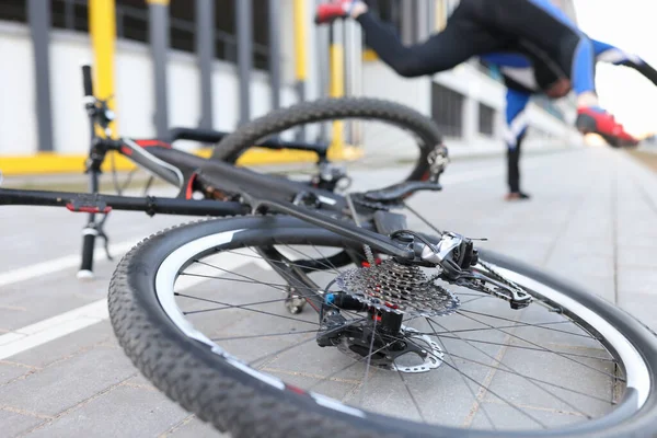 Hombre cayendo de la bicicleta en el primer plano de la carretera — Foto de Stock