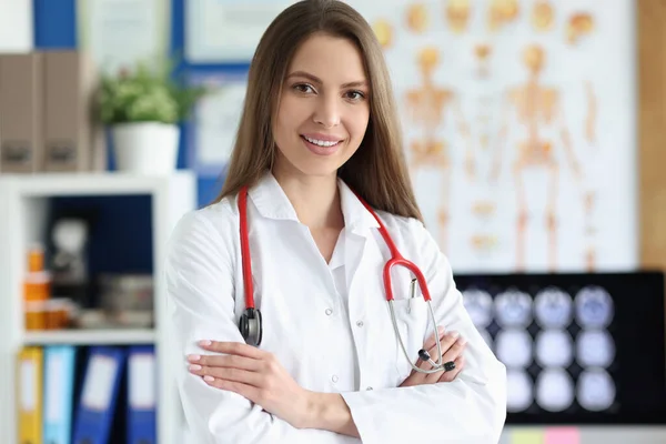 Junge Ärztin in Uniform mit rotem Stethoskop in Klinik — Stockfoto