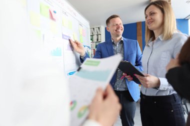 İş teknik direktörü, etkin iş geliştirme üzerine personel eğitimi yürütüyor