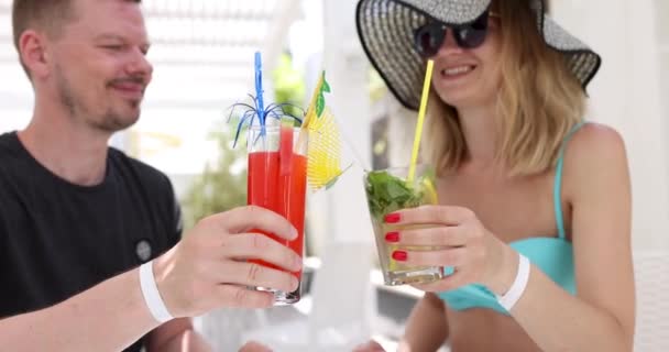 年轻男女在沙滩上喝烈性酒和亲吻4k电影 — 图库视频影像