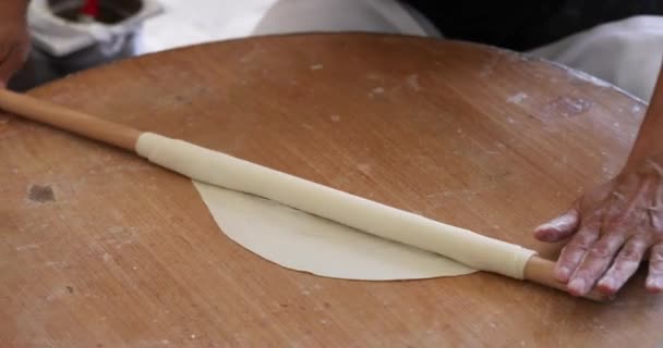 Köchin rollt Teig zum Backen von Tortillas aus 4k Film — Stockvideo