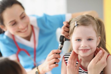 Otitis medyasına sahip çocuk hastanede pediatrik otolaroloğa gidiyor.
