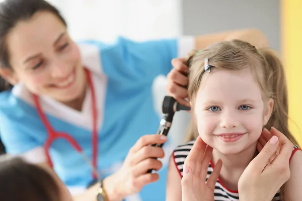 Kind mit Mittelohrentzündung besucht Hals-Nasen-Ohren-Arzt im Krankenhaus — Stockfoto