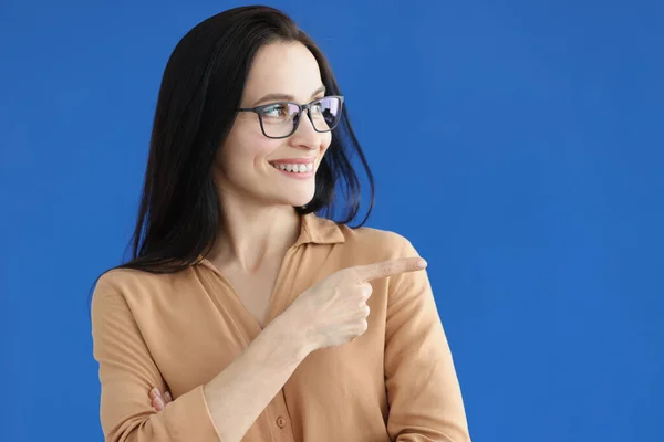 Portret van een charmante glimlachende vrouw die richting gebaar toont — Stockfoto