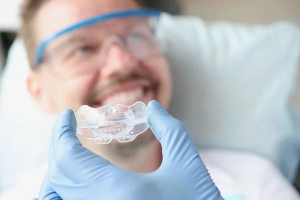 Ο οδοντίατρος δοκιμάζει στοματικό προστατευτικό σιλικόνης στον ασθενή — Φωτογραφία Αρχείου