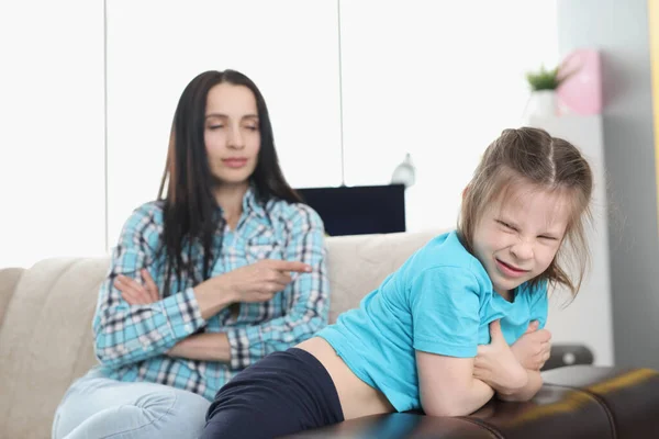 Mutter schimpft ungezogen kleines Mädchen zu Hause — Stockfoto