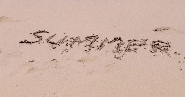 Léto je napsáno na pláži písek 4k film — Stock video
