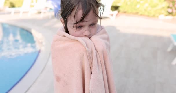 Маленькая замороженная девочка завернулась в полотенце после фильма про бассейн 4К — стоковое видео