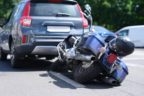 Motorcycle crashed into back of vehicle in front of it — Stock Photo, Image