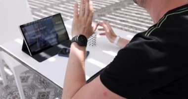 Erkek, kadınla görüntülü konuşma yoluyla doktor 4k filmi olarak iletişim kuruyor.