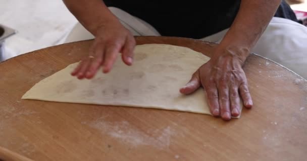 Männlich chef puts pfannkuchen auf Kohlenbecken 4k film — Stockvideo