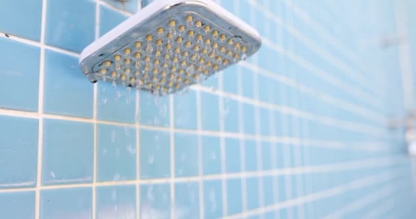 Agua fría gotea del grifo en la película de la ducha 4k — Vídeos de Stock