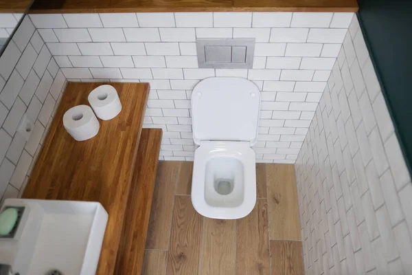 현대식 욕실 내부를 덮고 있는 변기 칸막이 — 스톡 사진