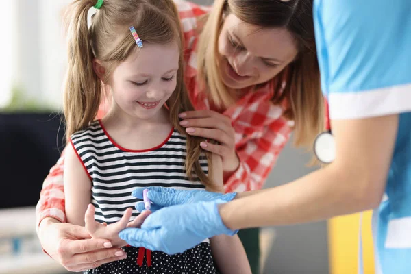 Lekarz pediatra robi badania krwi małej dziewczynki z bliska — Zdjęcie stockowe