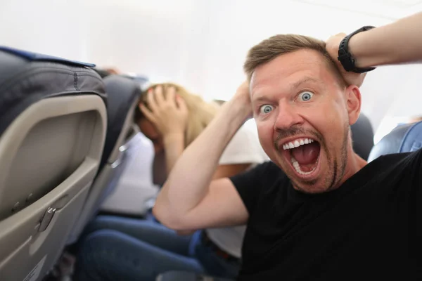Uçakta uçan ve korku içinde bağıran adam. — Stok fotoğraf