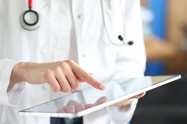 Médico presionando su dedo en la pantalla táctil de la tableta digital en concepto de clínica — Foto de Stock