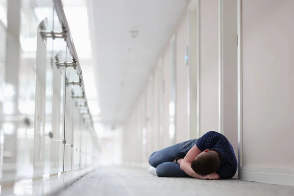 Ung man sover under stängd dörr hotellrum — Stockfoto