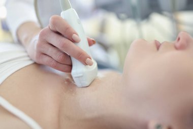 Kadında tiroit bezinin ultrasonunun teşhisi.