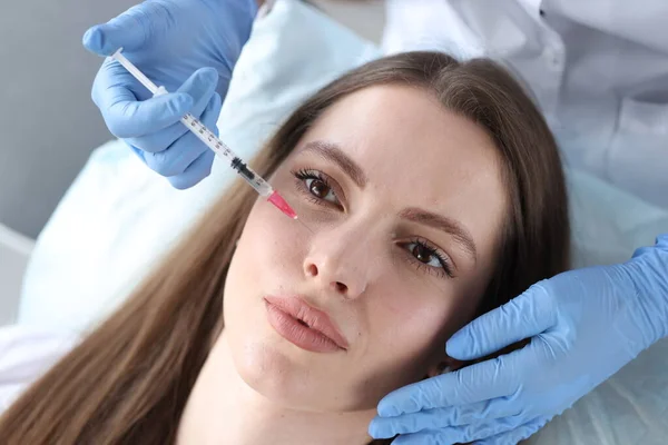 Молодая женщина получает инъекции против старения в клинике красоты — стоковое фото