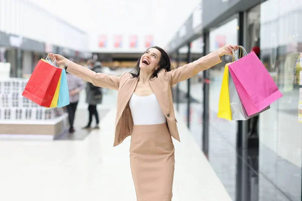 Boldog boldog boldog nő vásárlások pláza közelkép — Stock Fotó