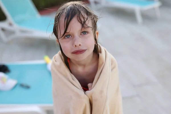 Banyo yaptıktan sonra havluyla donan küçük kız — Stok fotoğraf