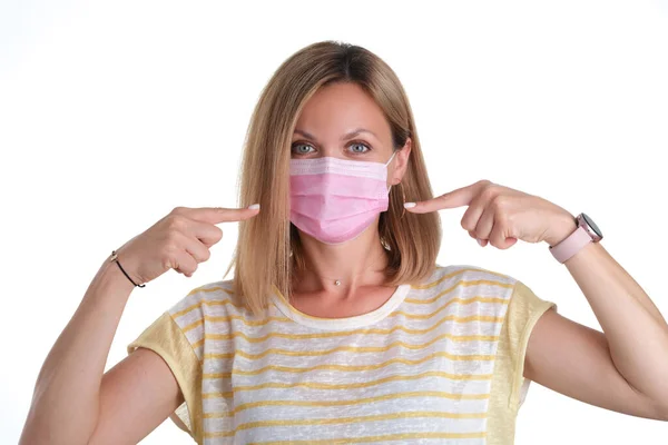 Retrato de mujer joven con máscara protectora médica rosa en la cara — Foto de Stock