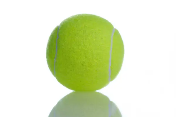 Tenis światło zielone piłka na białym tle odblaskowym — Zdjęcie stockowe